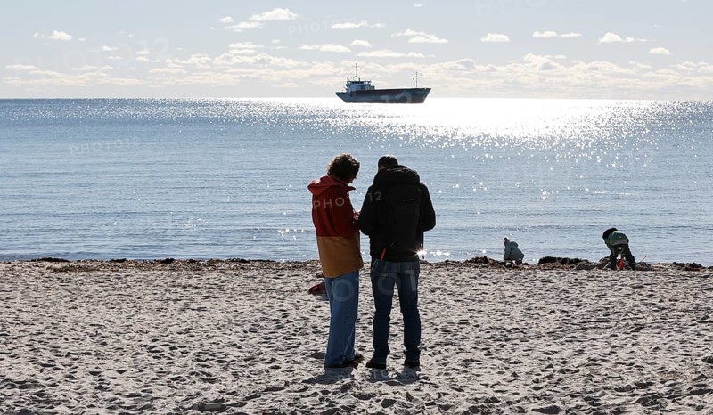 Beach scene on the south beach in sunny autumn weather, Fehmarn island, 18.10.2025, Fehmarn, Schleswig-Holstein, Germany