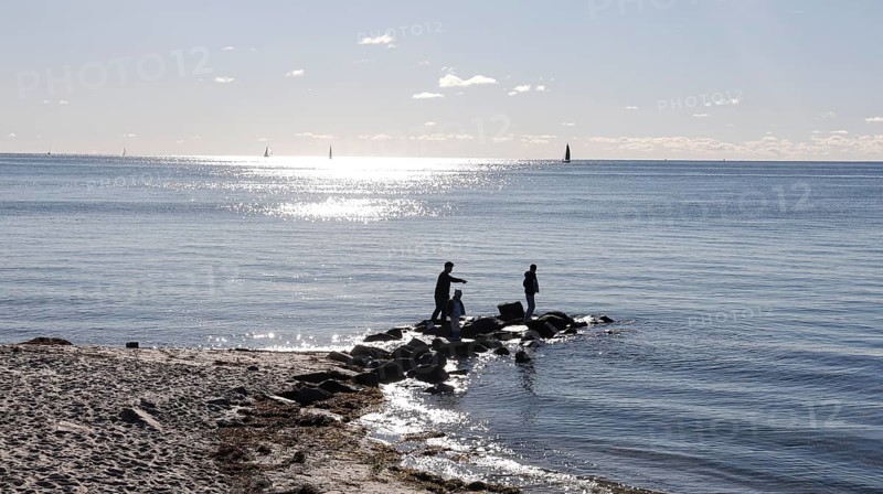 Beach scene on Fehrmannsundstrand in sunny autumn weather, Fehmarn island, 18.10.2025, Fehmarn, Schleswig-Holstein, Germany