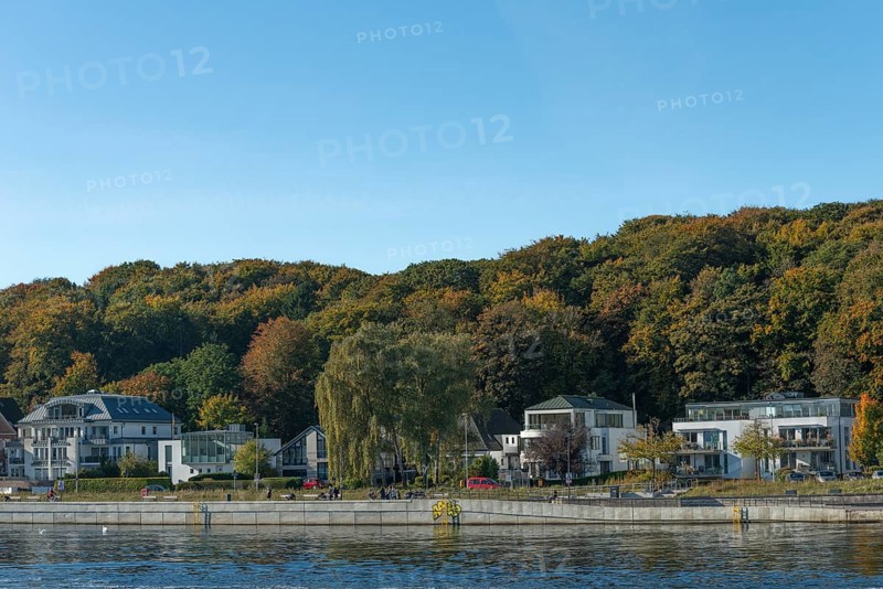 Kiel harbour, exclusive living on the Kiellinie waterfront, villas, balcony, water, slope, forest, benches, Kiel Fjord, Baltic Sea, Schleswig-Holstein, Germany