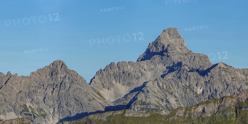 Mountain panorama from the Koblat-Höhenweg on the Nebelhorn across the Obertal with lush green meadows to the Hochvogel and Rosszahn group with the Hochvogel, 2592m, Allgäu, Bavaria, Germany