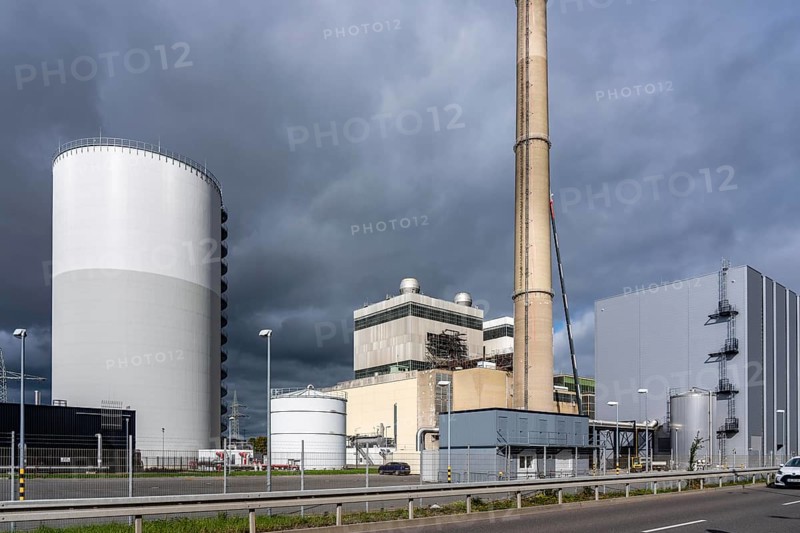Stadtwerke Düsseldorf district heating storage plant, at the Lausward CHP plant, with a volume of 35, 700 cubic meters, the water stored there has a temperature of 98°C and is fed into the district heating network as required without the power plant just starting up the district heating boiler, stored heat, Düsseldorf, North Rhine-Westphalia