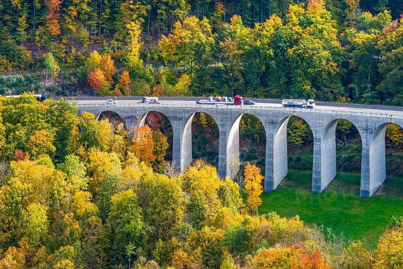 Todsburg bridge on the A8 motorway near Mühlhausen. Alpine climb to the Swabian Jura in autumn. The roadways are separated, the Alben descent takes place over a parallel valley. Drone photo. Mühlhausen im Täle, Baden-Württemberg, Germany