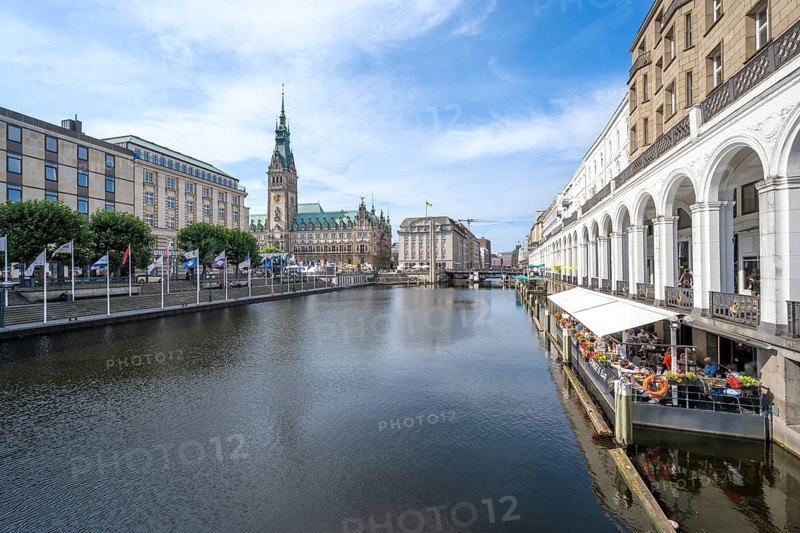 View over the Kleine Alster to Hamburg City Hall, Jungfernstieg, Hamburg, Germany