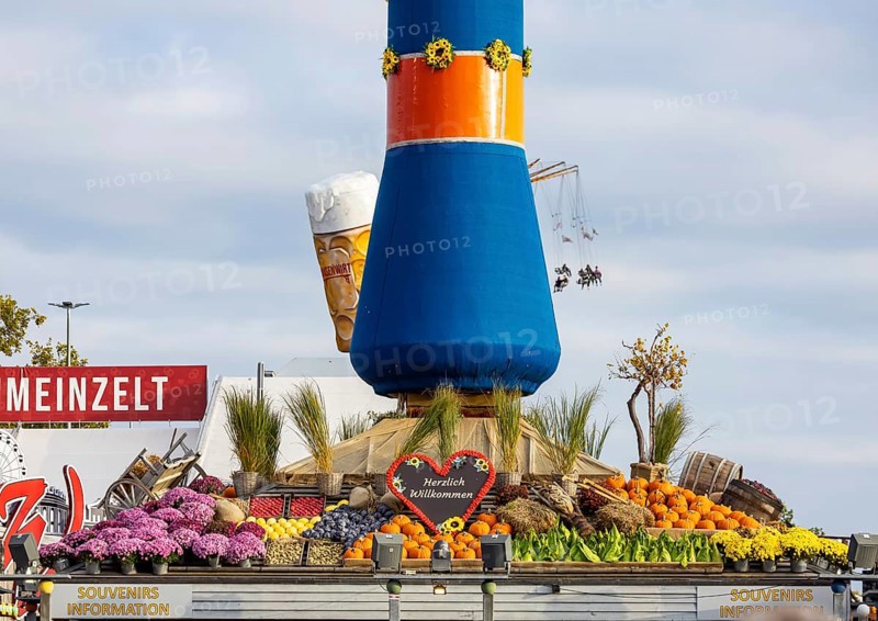 Fruit column with ripe crops. The 178th Cannstatter Volksfest on the Wasen attracted 4.2 million visitors. The Wasenrummel is one of the most important traditional festivals in Germany. Bad Cannstatt, Stuttgart, Baden-Württemberg, Germany