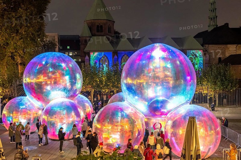 The 10th Essen Light Festival, in the city centre, second largest light art festival in Germany, light art on the Burgplatz, Evanescent light installation, by the Australian artist duo Atelier Sisu, large bubble-like spheres, with light and sound, Essen, North Rhine-Westphalia, Germany