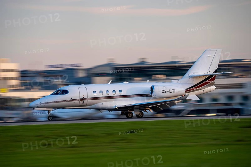 Private jet of the type Cessna Citation Latitude, of the private airline NetJets, landing at Düsseldorf Airport, North Rhine-Westphalia, Germany
