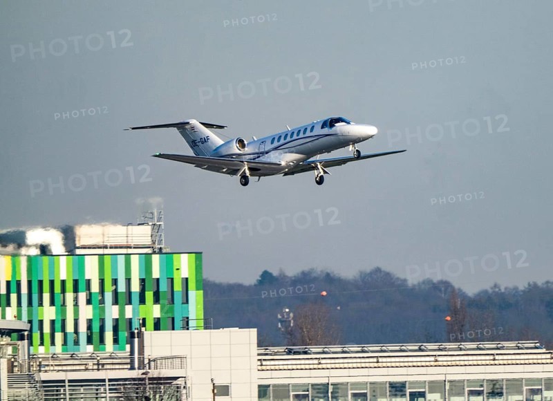 Private jet of the type Cessna Citation CJ3+, of the private airline Fly Tyrol, approaching Düsseldorf Airport, North Rhine-Westphalia, Germany
