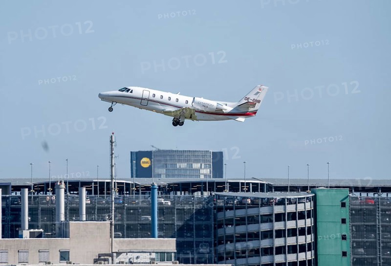 Private jet of the type Cessna Citation XLS, of the Austrian private airline Smartline Luftfahrt, during take-off at Düsseldorf Airport, North Rhine-Westphalia, Germany