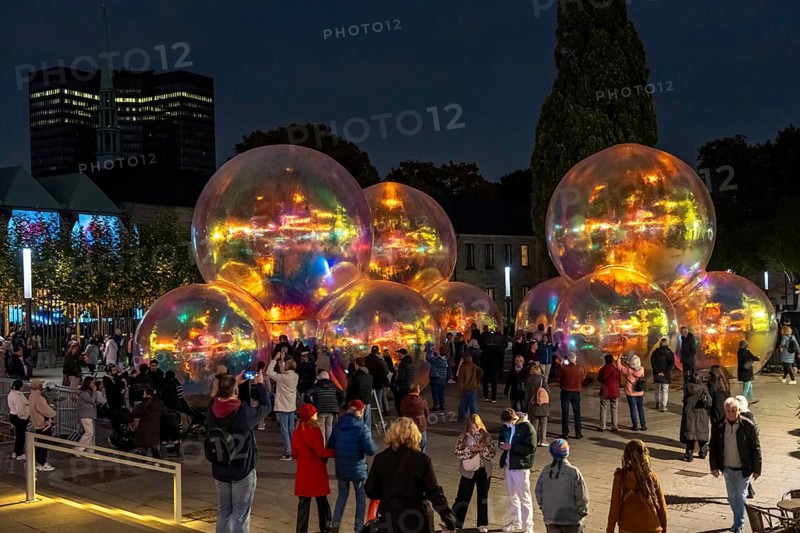 The 10th Essen Light Festival, in the city centre, second largest light art festival in Germany, light art on the Burgplatz, Evanescent light installation, by the Australian artist duo Atelier Sisu, large bubble-like spheres, with light and sound, town hall, cathedral, Essen, North Rhine-Westphalia, Germany