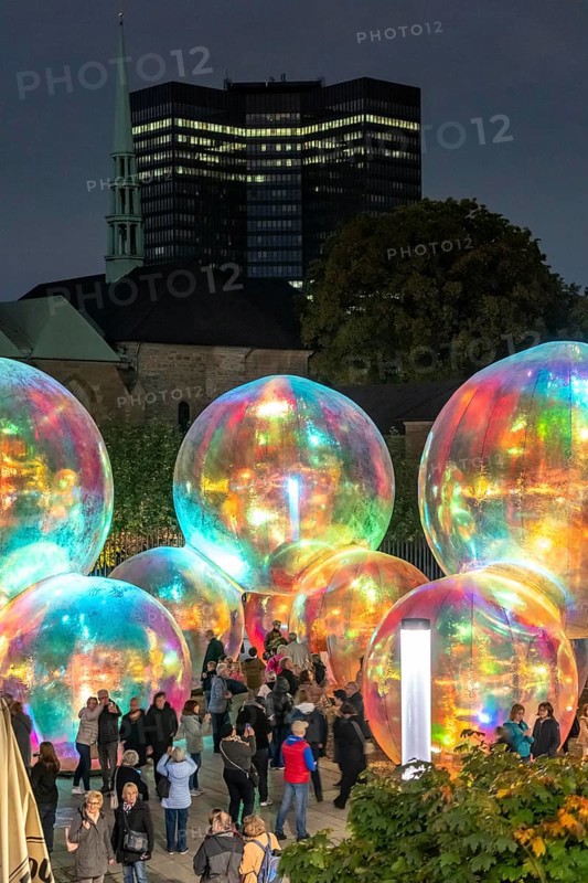 The 10th Essen Light Festival, in the city centre, second largest light art festival in Germany, light art on the Burgplatz, Evanescent light installation, by the Australian artist duo Atelier Sisu, large bubble-like spheres, with light and sound, town hall, cathedral, Essen, North Rhine-Westphalia, Germany