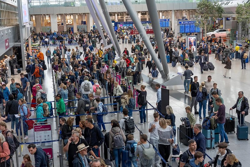 Full check-in hall, queues, Terminal B, many thousands of people take off on the first day of the North Rhine-Westphalia autumn holidays, at Düsseldorf Airport, but the waiting times were kept within limits, despite the large rush, North Rhine-Westphalia, Germany