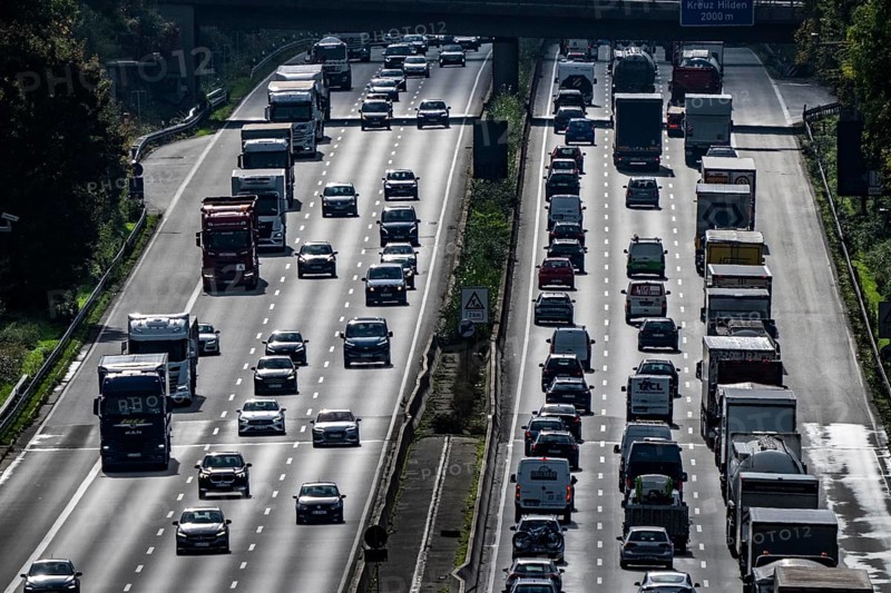 Traffic jam on the A3 motorway between the Hilden junction and the Mettmann junction, view to the south, traffic jam due to construction work, North Rhine-Westphalia, Germany