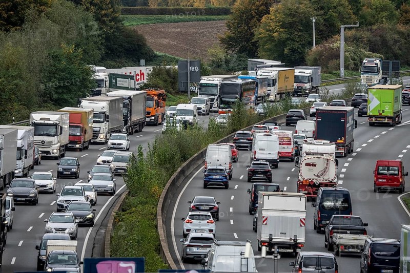 Traffic jam on the A3 motorway between the Hilden junction and the Mettmann junction, view to the north, traffic jam due to construction work, North Rhine-Westphalia, Germany