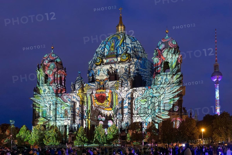 Berlin Cathedral with television tower, 21st BERLIN FESTIVAL OF LIGHTS, motto Let's Shine Together, light installations, 9 October 2025, Berlin, Germany, < english> 21st BERLIN FESTIVAL OF LIGHTS, motto Let's Shine Together, light installations, October 9, 2025, Berlin, Germany