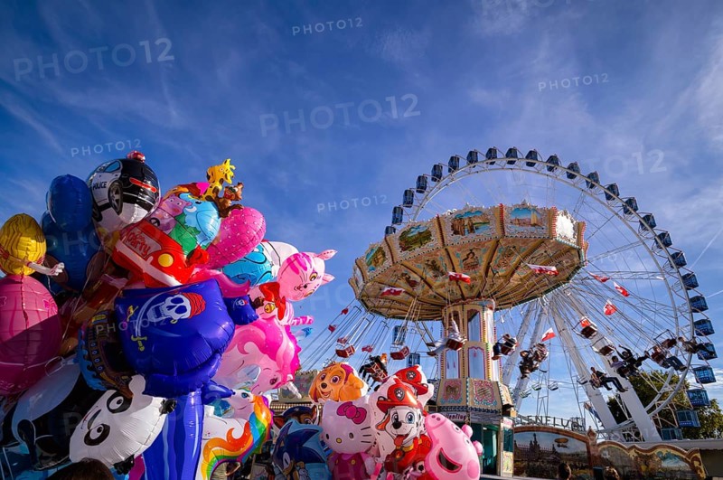 Balloons, helium balloons, motif balloons, chain carousel, Cannstatter Wellenflug, Ferris wheel, Europa Rad, high ride, rides, movement, movement effect, Cannstatter Wasen, fair, funfair, spring festival, folk festival, Bad Cannstatt, Stuttgart, Baden-Württemberg, Germany