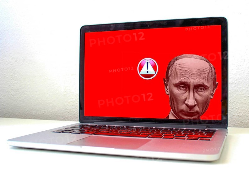 Symbolic image, Putin and Ukraine war, Russian drones over EU, sabotage by Russia, cybercrime, espionage, undersea cables, Baltic states, Poland, threat to European/world politics, billiards of world politics, Ukraine, Russia, danger situation, continued gas supplies, arms supplies, shortage of fossil fuels, cold winter, frost, energy supply, food for third world, raw materials supply