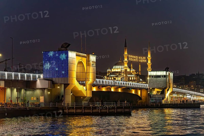 Galata Bridge and Yeni Cami New Mosque at dusk, Eminönü, Istanbul, Turkey