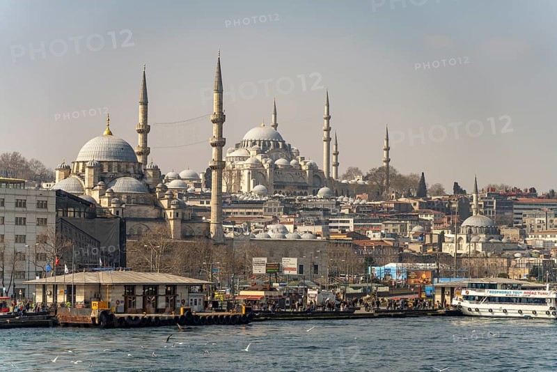The New Mosque Yeni Cami and the Süleymaniye Mosque in Eminönü, Istanbul, Turkey