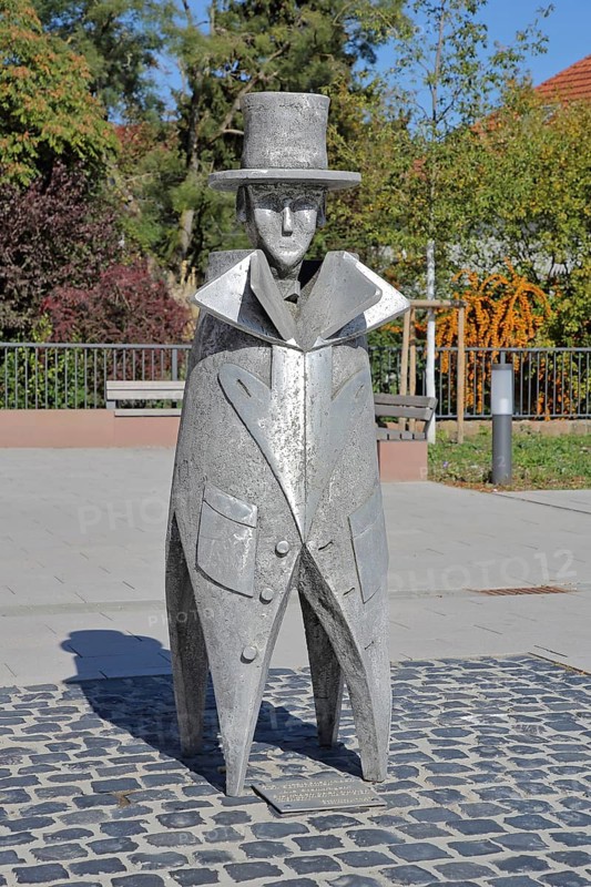 Sculpture Standing Collar by Bernd Kastenholz 1994, metal sculpture, modern art, aluminium, standing curious male figure with collar and hat, top hat, tailcoat, suit, Hauptstraße, Wiesloch, Baden-Württemberg, Germany