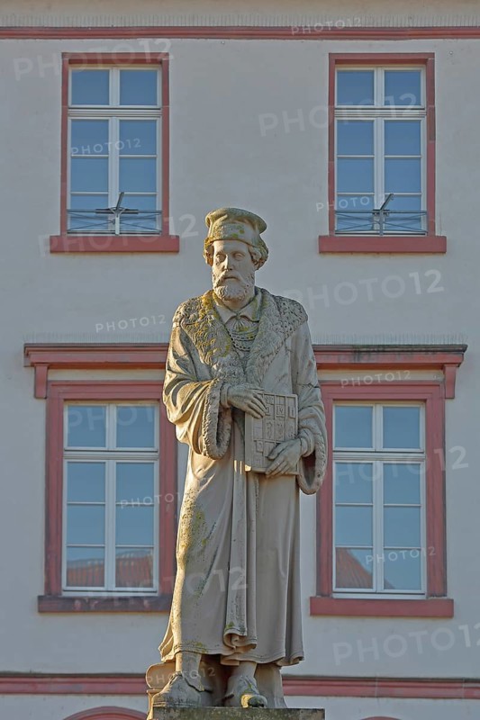 Schöffer monument, Peter Schöffer first bookseller, publisher, entrepreneur of book printing, sculpture, Schöffer monument, Schöfferplatz, Gernsheim, Hesse, Germany