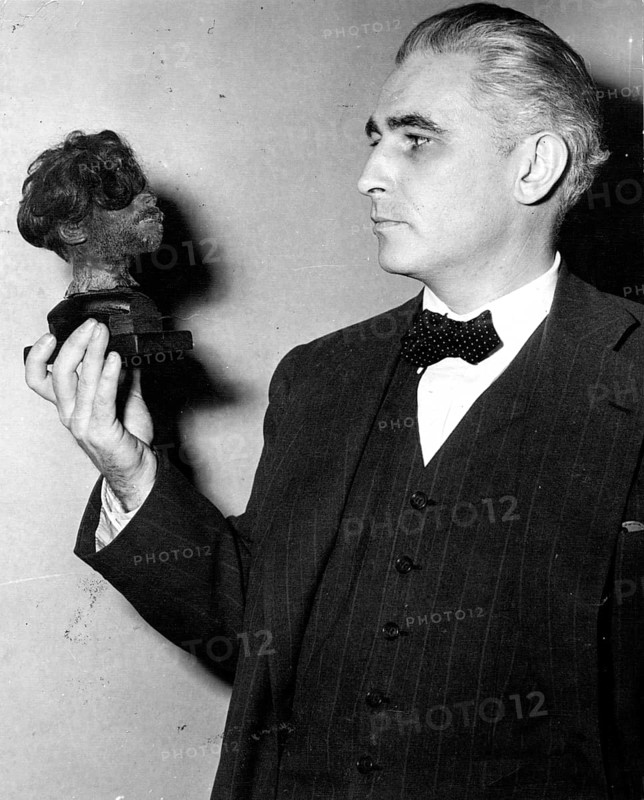 Nuremberg Trials, Major War Criminals. Thomas J. Dodd Prosecutor, USA with the shrunken head of a Polish worker, On 13 December 1945, Thomas Dodd presented USA Exhibit No. 254: the shrunken head that Ilse Koch, the woman of beech forest commandant Karl Otto Koch, had allegedly used as a paperweight. Nuremberg 1945