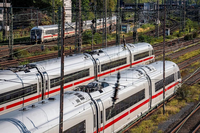 ICE trains on the railway line, IC, Intercity train, north of Düsseldorf main station, North Rhine-Westphalia, Germany