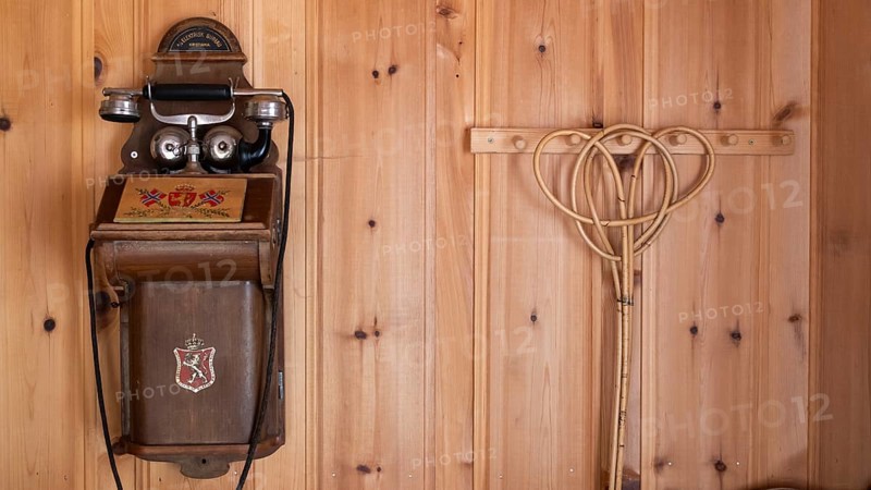 Altes Wandtelefon, historischer Bauernhof und Pilgerunterkunft Budsjord, Dovre, Pilgerweg Olavsweg oder Olavsleden, Gudbrandsdalen oder Gudbrandstal, Norwegen