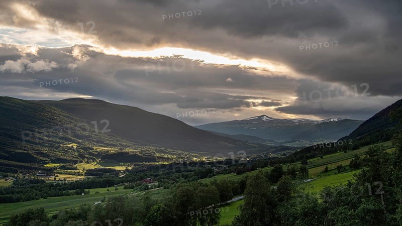 Tal mit grünen Feldern, Wäldern und Bergen, Dovre, Gudbrandsdalen oder Gudbrandstal, Norwegen