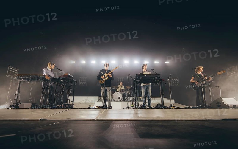 Louie Swain (Keyboarder), Jules Crommelin (Gitarrist), Anatole Serret (Schlagzeuger), Patrick Hetherington (Keyboarder) und Noah Hill (Bassist) von Parcels live in der Berliner Max-Schmeling-Halle am 04.10.2025