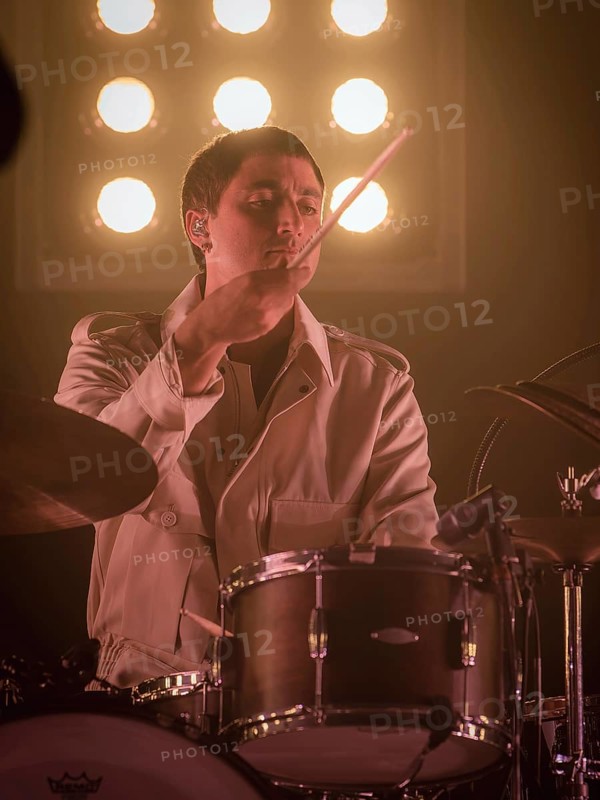 Anatole Serret, Schlagzeuger von Parcels live in der Berliner Max-Schmeling-Halle am 04.10.2025