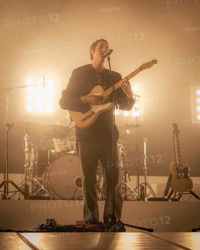Jules Crommelin, Gitarrist von Parcels live in der Berliner Max-Schmeling-Halle am 04.10.2025
