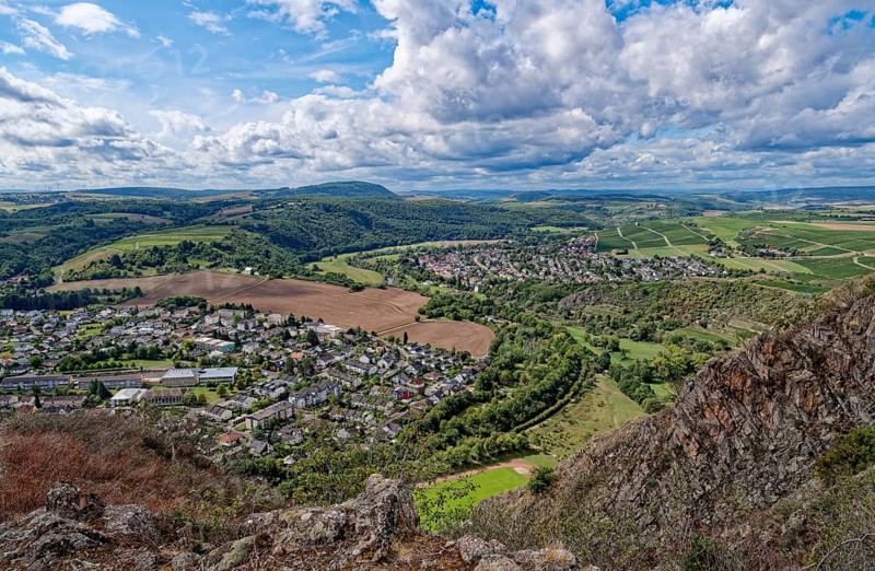 Ausblick vom Rotenfels, einer Steilwand am Naheufer im Naturpark Soonwald-Nahe, auf das Nahetal und die Stadt Bad Kreuznach, OT Bad Münster, im Weinbaugebiet der Pfalz. Traisen, Landkreis Bad Kreuznach, Rheinland-Pfalz, Deutschland
