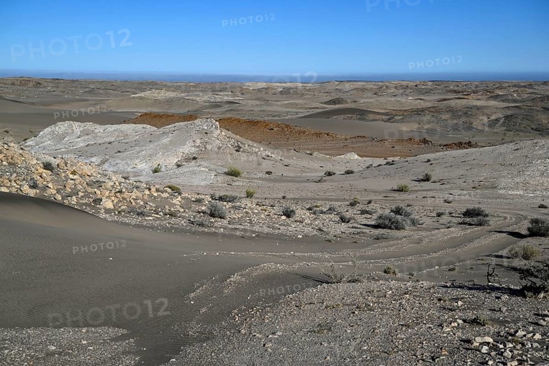Wüstenlandschaft bei Pomona, im Hintergrund der Atlantik, Diamentensperrgebiet, bei Lüderitz, Region Karas, Namibia
