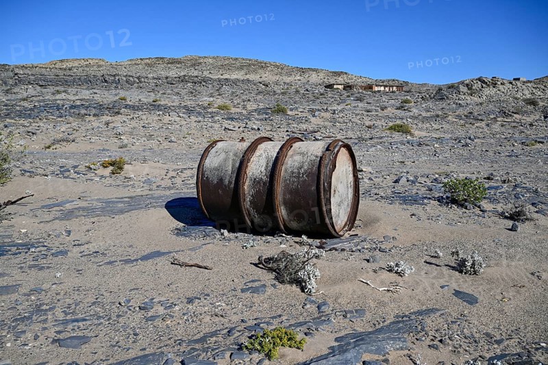 Verrostetes Wasserfass im Wüstensand, Pomona, Diamentensperrgebiet, bei Lüderitz, Region Karas, Namibia