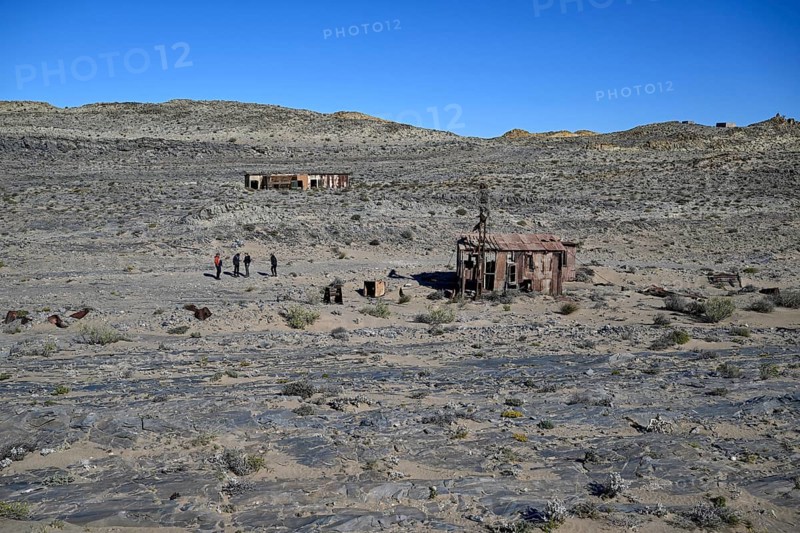 Touristengruppe bei den Ruinen der ehemaligen Diamantenstadt Pomona, Diamentensperrgebiet, bei Lüderitz, Region Karas, Namibia