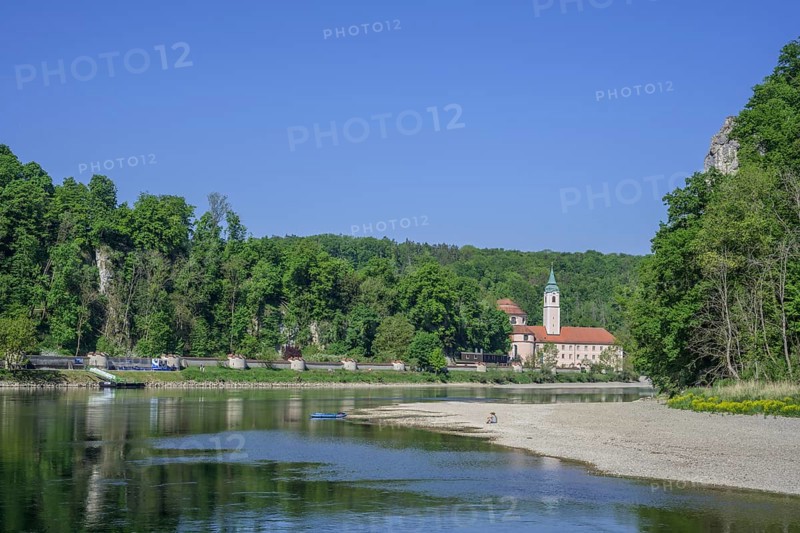 Blick vom Schiff zum Kloster Weltenburg, Kelheim, Bayern, Deutschland