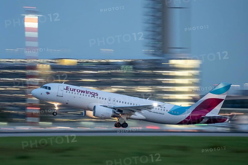 Eurowings Airbus A320, beim Start auf dem Flughaben Düsseldorf, DUS, Nordrhein-Westfalen, Deutschland