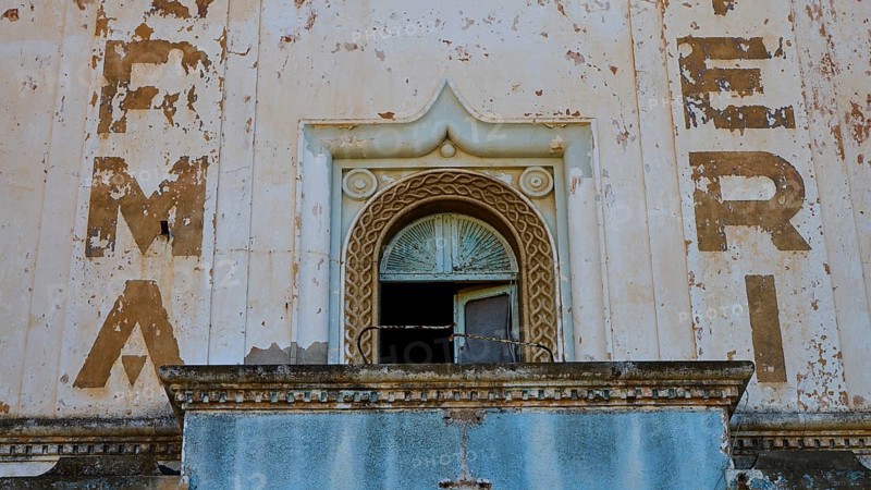 Lost Place, Nahaufnahme der Fassade mit Bröckelstellen und verblassten Schriftzügen über einem Fenster, Caserma Avieri, Gefängnis, Konzentrationslager, Psychiatrische Klinik, Irrenanstalt, Lakki, Leros, Dodekanes, Griechische Inseln, Griechenland