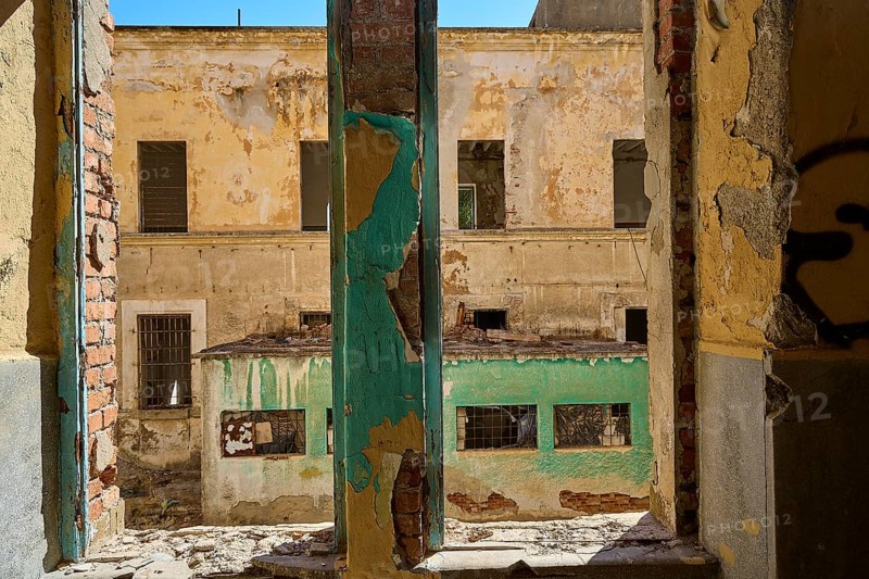 Lost Place, Aussicht auf verfallenes Gebäude mit abblätternder Farbe vom Fenster eines Ruinenbereichs, Caserma Avieri, Gefängnis, Konzentrationslager, Psychiatrische Klinik, Irrenanstalt, Lakki, Leros, Dodekanes, Griechische Inseln, Griechenland