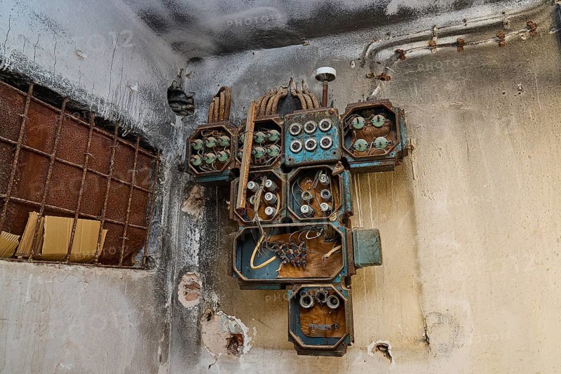 Lost Place, Rostige alte Elektrogeräte an einer verwitterten Wand im Gebäude, Caserma Avieri, Gefängnis, Konzentrationslager, Psychiatrische Klinik, Irrenanstalt, Lakki, Leros, Dodekanes, Griechische Inseln, Griechenland
