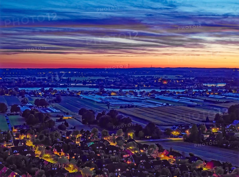 Hamburger Vier- und Marschlande bei Nacht. Im Vordergrund der Ortsteil Fünfhausen, im Hintergrund die Elbe. Luftaufnahme. Hamburg, Deutschland