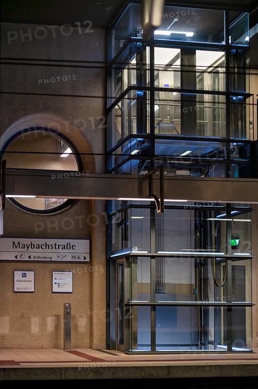 Gläserner Aufzug, Haltestelle Maybachstrasse, U-Bahn, Stadtbahn, Bahnsteig, Bahnhof, ÖPNV, Nahverkehr, Stuttgart, Baden-Württemberg, Deutschland