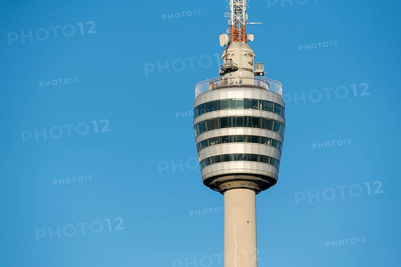 Moderner Fernsehturm vor klarem blauen Himmel, strukturelle Eleganz, Stuttgart-Degerloch, Baden-Württemberg, Deutschland