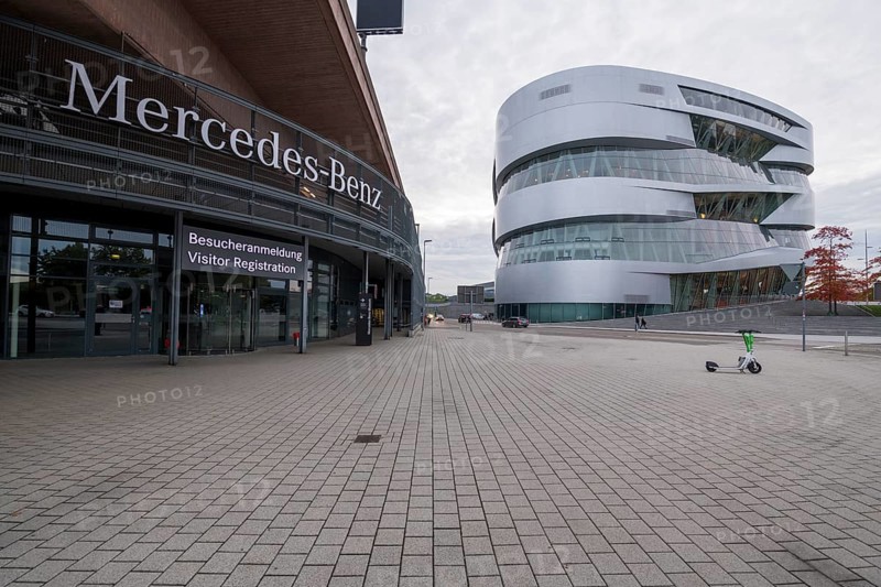 Moderne Architektur des Mercedes-Benz Museums mit fließenden Linien und Platten, Besucheranmeldung des Werks Stuttgart-Untertürkheim, Baden-Württemberg, Deutschland