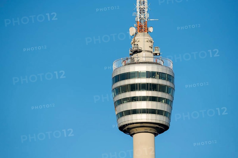 Moderner Turm unter klarem Himmel, Fokus auf strukturelle Details, Fernsehturm, Stuttgart-Degerloch, Baden-Württemberg, Deutschland