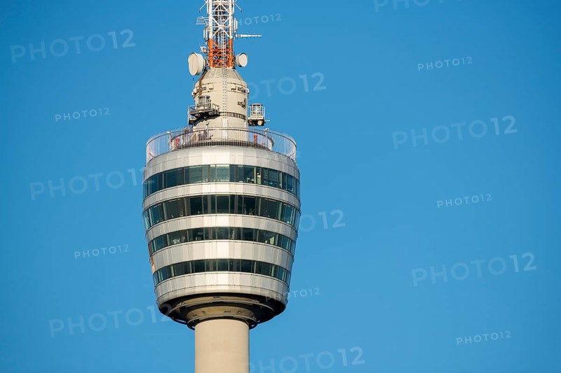 Detailaufnahme eines modernen Turms aus Glas und Metall vor blauem Himmel, Fernsehturm, Stuttgart-Degerloch, Baden-Württemberg, Deutschland