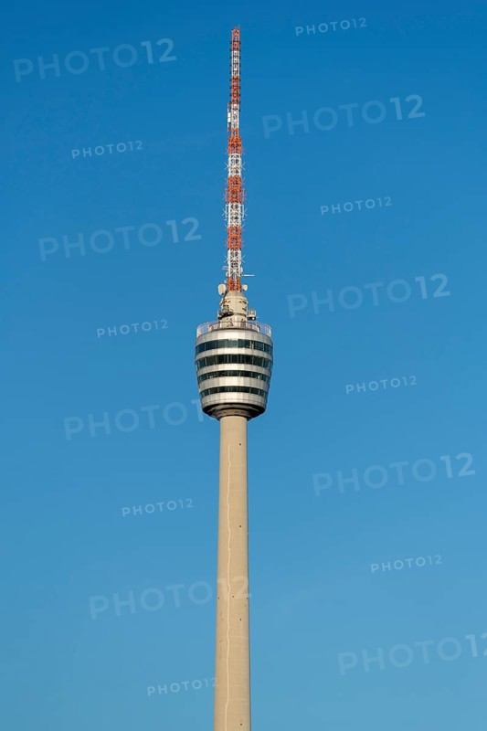 Hoher Fernsehturm mit Antenne vor einem klaren blauen Himmel, Stuttgart-Degerloch, Baden-Württemberg, Deutschland