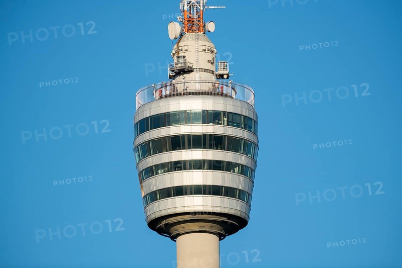 Architektonischer Fernsehturm mit Glas- und Metallelementen gegen blauen Himmel, Stuttgart-Degerloch, Baden-Württemberg, Deutschland