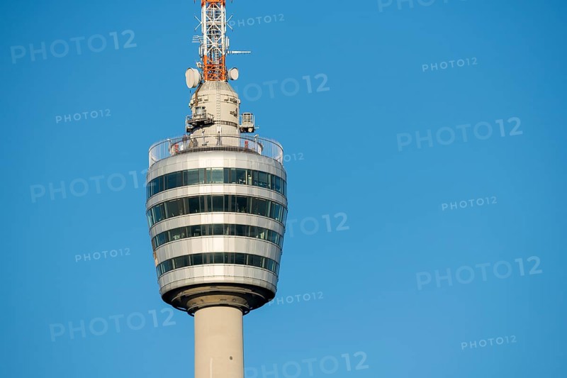 Nahaufnahme eines modernen Fernsehturms vor einem klaren blauen Himmel, Stuttgart-Degerloch, Baden-Württemberg, Deutschland