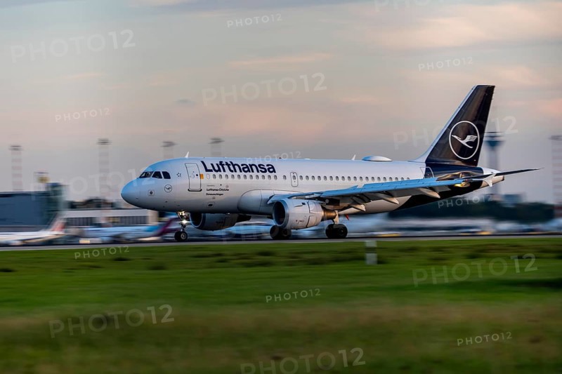 Lufthansa Airbus A220, landing at Düsseldorf Airport, North Rhine-Westphalia, Germany